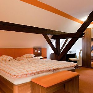 Zimmer mit Kingsize-Bett